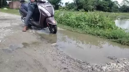 বিশ্বনাথ: বৰাজুলি নেপালী গাঁৱত উন্নয়নৰ ফোপোলা স্বৰূপ, পথৰ দুৰৱস্থাত দুৰ্ভোগ ভুগিছে সহস্ৰাধিক ৰাইজে, পথ নিৰ্মাণৰ দাবী #jansamasya