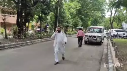 রাজারহাট: নর্থ বিধাননগর পুলিশ স্টেশনের বাইরে মুখ্যমন্ত্রীকে 'চাকরি চোর' বলে কটাক্ষ করলেন চাকরিহারা যোগ্য শিক্ষক সুমন বিশ্বাস