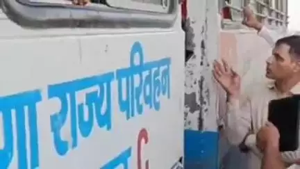हिसार: बरवाला में बस में छात्रा से छेड़छाड़, अधेड़ पकड़ा गया: कंडक्टर व ड्राइवर की सतर्कता से आरोपी गिरफ्तार, वीडियो वायरल