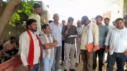 डीग: नगर परिषद के कर्मचारियों ने परिषद कार्यालय के समक्ष धरना दे रहे लोगों के विरोध में नेहरू पार्क में धरना शुरू किया