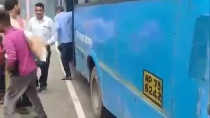 चम्बा: चंबा-बतोट रूट की बस के अगले हिस्से से अचानक धुंआ उठने से यात्रियों में अफरा-तफरी मच गई