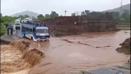 କୋରାପୁଟ ସହର: ବଙ୍ଗଳା ଗୁଡ଼ା ଅସ୍ଥାୟୀ ପୋଲ ଉପରେ ବର୍ଷାପାଣି, ବିପଦପୂର୍ଣ୍ଣ ଭାବରେ ଯାତାୟାତ କରୁଛି ଯାତ୍ରୀବାହୀ ବସ୍