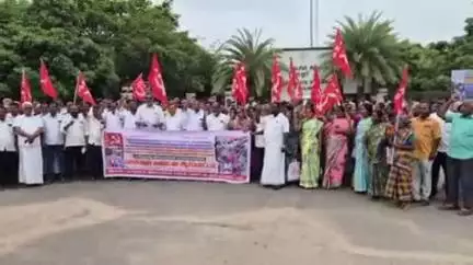 கடலூர்: சாகுபடி செய்து வரும் விவசாயிகளை வெளியேற்றும் மாவட்ட ஆட்சியரின் உத்தரவை திரும்ப பெற வலியுறுத்தி  ஆட்சியர் அலுவலகம் முன்பு ஆர்ப்பாட்டம்