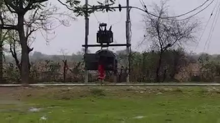 ग्राम पंचायत खलवारा में ट्रांसफार्मर को जले 5 दिन हो  अधिकारी नहीं दे रहे ध्यान
#jansamparkkatni
#news18plus