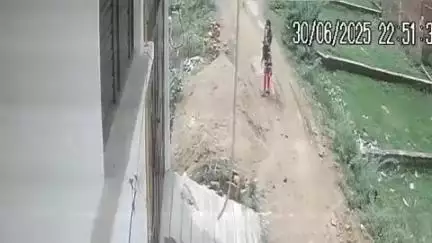 इटावा: इकदिल इलाके में शिक्षक दंपत्ति के घर में हुई चोरी का सीसीटीवी फुटेज आया सामने, महिला समेत 3 चोर कैमरे में कैद