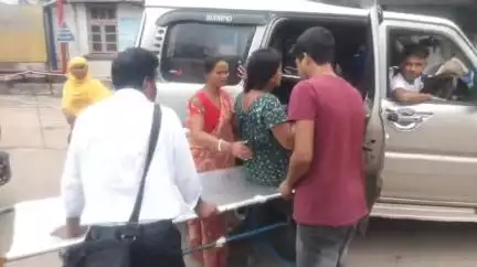 বহরমপুর: খড়গ্রামে মেশিনে খড় কাটার সময় হাতের আঙুল কেটে জখম এক গৃহবধু, বহরমপুরMMC-এ চিকিৎসাধীন