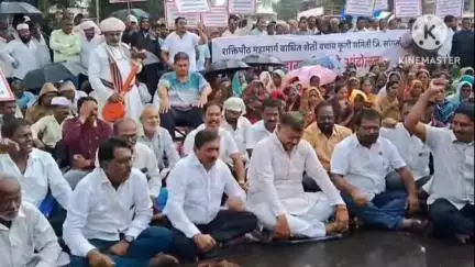 मिरज: आंदोलन करणाऱ्या खासदारासह आंदोलकांवर कारवाई;अंकली फाटा येथे बंदी आदेशाचा भंग, रस्ता रोको केल्याचा आरोप