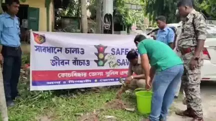 দিনহাটা ১: পরিবেশ রক্ষার বার্তা দিয়ে দিনহাটায় দিনহাটা থানার ট্রাফিক পুলিশের বৃক্ষরোপন কর্মসূচি