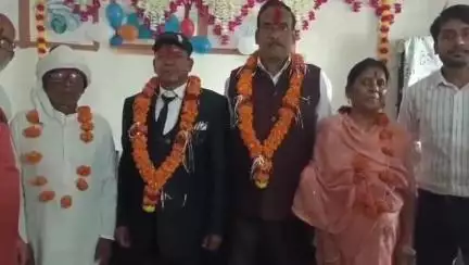डिंडौरी: शासकीय उच्चतर माध्यमिक विद्यालय देवरा में दो शिक्षकों को सेवानिवृत्ति पर दी गई विदाई
