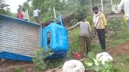 शाहनगर: सिजहटी मोड़ के पास तीन पहिया लोडर ऑटो पलटा, दो गंभीर घायल और चार को मामूली चोटें