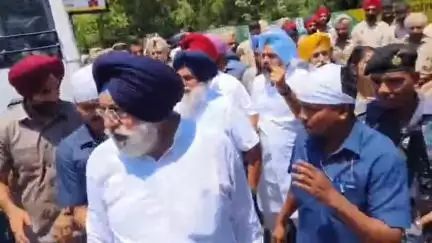ਐਸਏਐਸ ਨਗਰ ਮੁਹਾਲੀ: ਅੰਬ ਸਾਹਿਬ ਗੁਰਦੁਆਰਾ ਨੇੜੇ ਸ਼੍ਰੋਮਣੀ ਅਕਾਲੀ ਦਲ ਪ੍ਰਧਾਨ ਸੁਖਬੀਰ ਸਿੰਘ ਬਾਦਲ ਨੂੰ ਮੋਹਾਲੀ ਪੁਲਿਸ ਨੇ ਕੀਤਾ ਗਿਰਫਤਾਰ