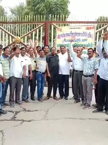 अलवर: कृषि उपज मंडी में कृषक कल्याण फीस के विरोध में व्यापारियों ने मंडी का मुख्य गेट बंद कर किया प्रदर्शन