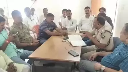 रफीगंज: रफीगंज थाना परिसर में मुहर्रम पर्व को लेकर शांति समिति की हुई बैठक, DJ पर रहेगा पूर्ण रूप से प्रतिबंध
