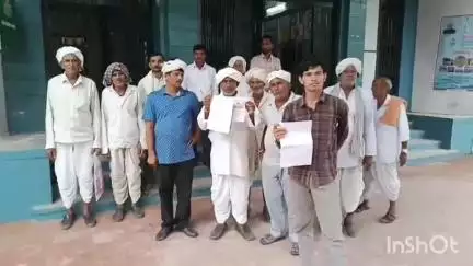 डूंगरपुर: माका मॉर्डल तालाब में कार्यों में अनियमितता की जांच के लिए लोकिया बनकोडा के ग्रामीण कलेक्ट्री पहुंचे