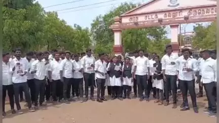 பாளையங்கோட்டை: திருபுவனம் சம்பவம் எதிரொலி நெல்லை சட்டக் கல்லூரி மாணவர்கள் போலீசாரை கண்டித்து கண்டன ஆர்ப்பாட்டம்.