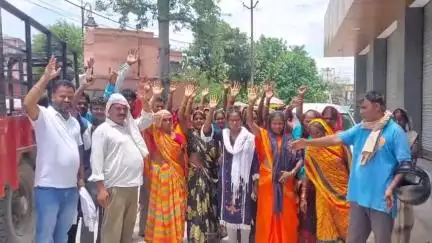 पीलीभीत: गांव बरुआ खुठारा का प्राथमिक विद्यालय फैजुल्लागंज में विलय होने से ग्रामीण परेशान #jansamasya