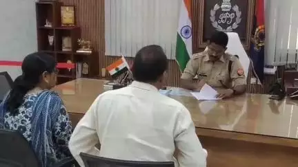 मऊ: बकवल स्थित एसपी कार्यालय में एसपी इलामारन जी द्वारा की गई जनसुनवाई, लगभग 26 मामलों के निस्तारण के दिए निर्देश