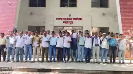 महेशपुर: महेशपुर प्रखंड सह अंचल कर्मियों ने स्वच्छता अभियान को लेकर शपथ ली