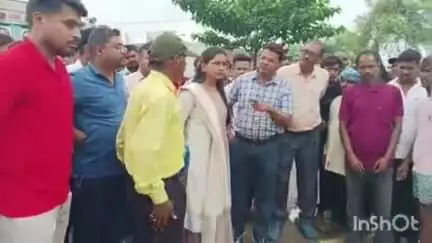 थानखम्हरिया: खाती में शिक्षकों की मांग को लेकर लगातार दूसरे दिन भी सड़क पर उतरे स्कूली बच्चे, SDM एवं DEO पहुंचे खाती गांव