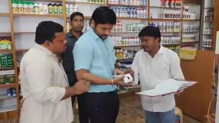 అసిఫాబాద్: ఎరువులు అధిక ధరలకు విక్రయిస్తే కఠిన చర్యలు: ఆసిఫాబాద్ జిల్లా కలెక్టర్ వెంకటేష్ ధోత్రే