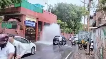 कानपुर: गंगा बैराज से आने वाली राइजिंग वाटर पाइप लाइन फटी, लोगों के घरों में भरा पानी