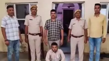 पीपलदा: इटावा कस्बे में ज्वेलर्स की दुकान से दिनदहाड़े सोने के आभूषण चोरी करने के आरोपी को पुलिस ने गिरफ्तार किया
