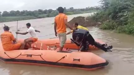 झालरापाटन: तेज बारिश के कारण गागरोन की आहू नदी में ऊफान, प्रसव पीड़ा से फंसी महिला को SDRF ने सुरक्षित निकाला