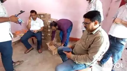 लातेहार: शहर की शराब दुकानों में हैंड ओवर टेक ओवर की प्रक्रिया शुरू, बीडीओ और उत्पाद अधीक्षक रहे शामिल