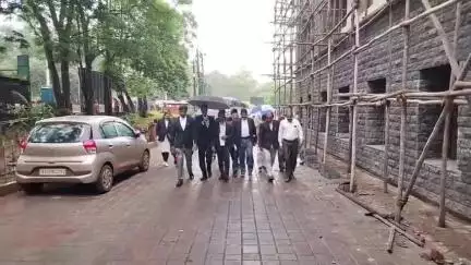 ಬೆಳಗಾವಿ: ಅಪಾಯಕಾರಿ ಮರಗಳ ತೆರವಿಗೆ ಒತ್ತಾಯಿಸಿ ನಗರದಲ್ಲಿ ವಕೀಲರಿಂದ ಪ್ರತಿಭಟನೆ