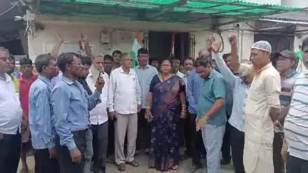 হলদিয়া: ছাঁটাই শ্রমিকদেরকে পুনর্বহালের দাবিতে হলদিয়া বন্ধরে এজেন্সি AMএন্টারপ্রাইজে অফিস ঘেরাও করে বিক্ষোভ উপস্থিত বিধায়িকা
