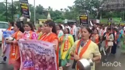 अंबरनाथ: बदलापूर येथील पाणी आणि वीज समस्येमुळे शिवसेनेचा महाराष्ट्र जीवन प्राधिकरणाच्या कार्यालयावर हंडा कळशी मोर्चा