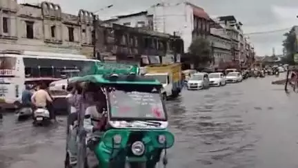 बैरसिया: भोपाल: लगातार बारिश से जनजीवन अस्त-व्यस्त, अल्पना तिराहा पर जलभराव से वाहन चालकों को हुई परेशानी