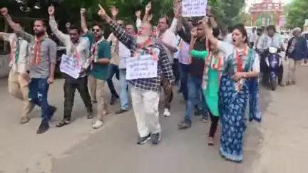 નડિયાદ: નગરમાં ખરાબ રસ્તા, ગંદકી રખડતા ઢોર સહિતની સમસ્યા મામલે કોંગ્રેસ દ્વારા મનપા ખાતે વિરોધ પ્રદર્શિત કરાયો #Jansamasya