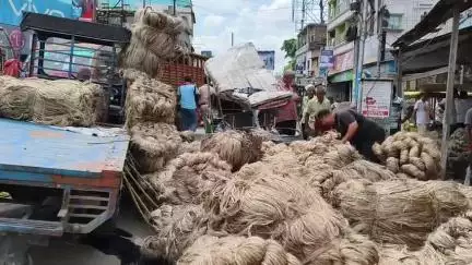 কৃষ্ণনগর ১: কৃষ্ণনগর বেলেডাঙ্গা মোড় খৌনিস পার্ক এলাকায় পথ দুর্ঘটনায় আশঙ্কাজনক এক, আহত এক, ঘটনাস্থলে পুলিশ