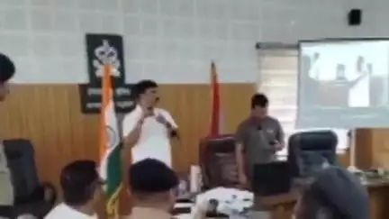 पौड़ी: पुलिस लाइन में विवेचकों सहित अन्य कर्मियों को दिया गया क्राइम सीन इन्वेस्टिगेशन किट और बॉडी-वॉर्न कैमरों का प्रशिक्षण