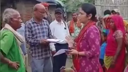 सुपौल: चैन सिंह पट्टी पंचायत के महादलित टोला में प्रखंड विकास पदाधिकारी ने एन्यूमरेशन फॉर्म वितरण का किया निरीक्षण