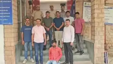 बाड़मेर: DST और कोतवाली थाना पुलिस ने दिनदहाड़े शहर में हुई 55 हजार की लूट का 48 घंटे में किया खुलासा, आरोपी जैसलमेर से गिरफ्तार