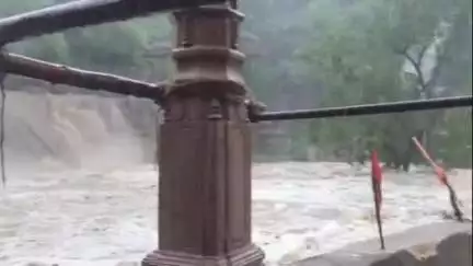 चित्तौड़गढ़: निलिया महादेव मंदिर पर तेज बारिश के चलते उफान पर आया झरना, प्रशासन ने जारी किया अलर्ट
