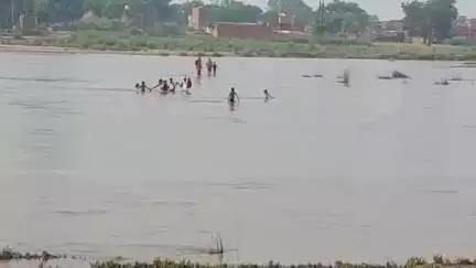बोध गया: स्कूल जाने के लिए बच्चे अपने परिजनों के कंधों पर बैठकर पार कर रहे निरंजना नदी, नहीं बना है पुल #jansamasya