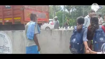 कुढ़नी: कुढनी थाना क्षेत्र में खड़े ट्रक में पीछे से बाइक सवार ने मारी टक्कर, बाइक सवार की हुई मौत