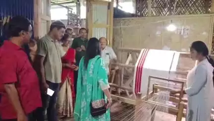 ঢেকিয়াজুলি ভাগ: ঢেকীয়াজুলিৰ বালিশিয়া ভালুকধৰা সতীৰ্থ হস্ততাঁত বয়ন শিল্প উদ্যোগ পৰিদৰ্শন কৰে ঢেকীয়াজুলি সম-জিলাৰ আয়ুক্তই