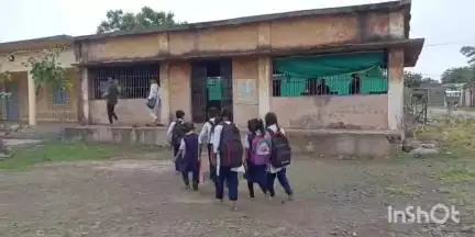 कुक्षी: लोहारी में प्राथमिक शाला भवन जर्जर, 1 वर्ष पहले निरीक्षण हुआ पर जिम्मेदारों ने ध्यान नहीं दिया
