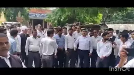 बलरामपुर: रजिस्ट्री ऑफिस के स्थानांतरण के विरोध में अधिवक्ताओं ने तहसील के सामने किया प्रदर्शन, चक्का जाम कर लगाए नारे