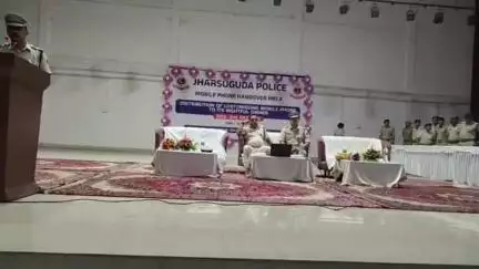 ଝାରସୁଗୁଡା: ଝାରସୁଗୁଡା ପୋଲିସ ପକ୍ଷରୁ ମୋବାଇଲ ଫୋନ ହେଣ୍ଡଓଭର ମେଳା ସ୍ଥାନୀୟ ଏମ୍ସିଏଲ ଅଡିଟୋରିୟମ ଠାରେ ଅନୁଷ୍ଠିତ
