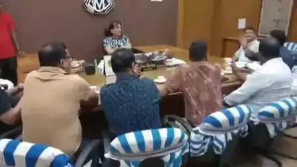 বারাবনী: আসানসোল পৌর নিগম কার্যালয়ে মেয়র বিধান উপাধ্যায় ব্যবসায়ী সংগঠনের সদস্যদের নিয়ে বৈঠক করলেন