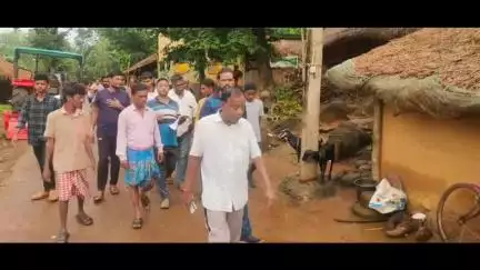 କାମାକ୍ଷାନଗର: କୀର୍ତ୍ତନପୁର ଗ୍ରାମରେ ବର୍ଷାପାଇଁ ଘରଭାଙ୍ଗି ପଡିଥିବାର ଖବର ମିଳିବା ପରେ ବୁଧବାର ୨ଟାରେ ପହଂଚି ସ୍ଥିତି ଦେଖିଲେ ବିଧାୟକ ଶତ୍ରୁଘନ ଜେନା