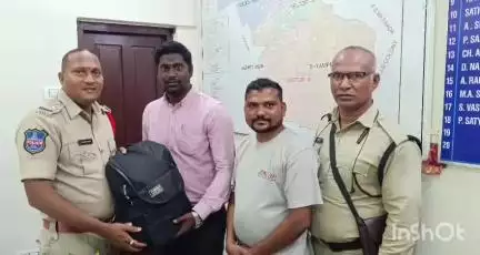 పోగొట్టుకున్న లాప్టాప్ ను అప్పగించిన సుబేదారి పోలీసులు