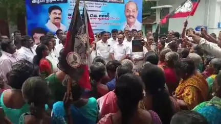 எட்டயபுரம்: பாரதியார் இல்லம் முன்பு அதிமுகவினர் ஆர்ப்பாட்டம் இல்லத்தை சீரமைக்க கோரி