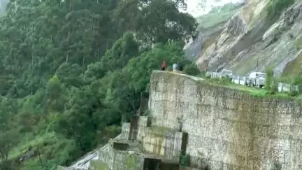 ദേവികുളം: മൂന്നാർ ഗ്യാപ്പ് റോഡിലേക്ക് കൂറ്റൻ പാറക്കല്ല് അടർന്ന് വീണു, ഒഴിവായത് വൻ അപകടം