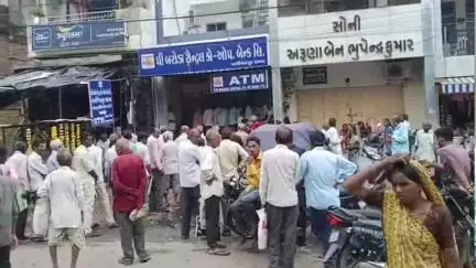 જેતપુર પાવી: ડેરીમાં દૂધ ઉત્પાદકોને બેંક પેમેન્ટ મુદ્દે આક્રોશ
માત્ર એક જ જગ્યા પરથી પેમેન્ટ લેવાતાં ખેડૂતો ભારેમુશ્કેલી #jansamsya
